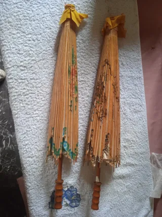 Dos paraguas decorativos florales