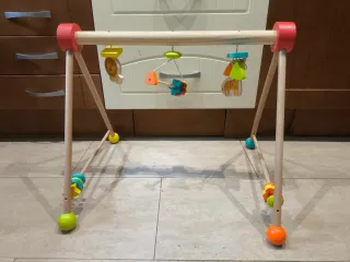 Gimnasio de madera para bebé