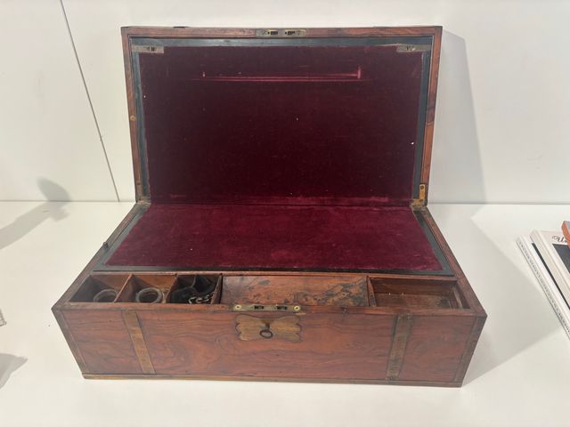 ESCRITORIO ANTIGUO DE MADERA CON LLAVE EN MUY BUE