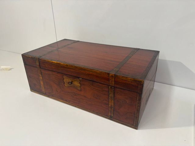 ESCRITORIO ANTIGUO DE MADERA CON LLAVE EN MUY BUE