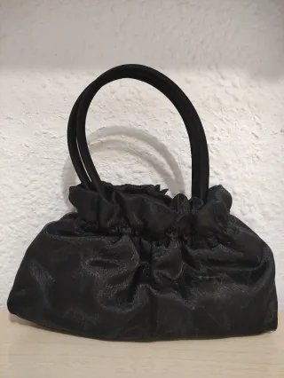 Bolso de fiesta negro con flores