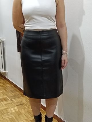 Falda Midi de Cuero Negra