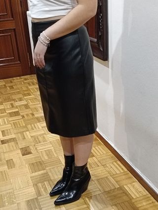 Falda Midi de Cuero Negra