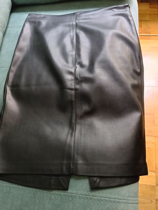 Falda Midi de Cuero Negra