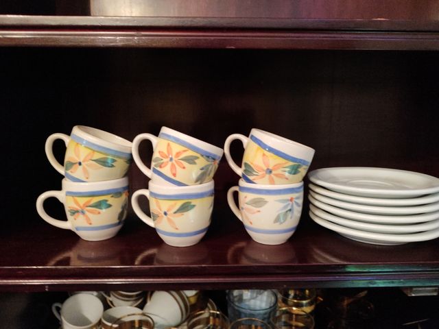 Conjunto de tazas de café con platos