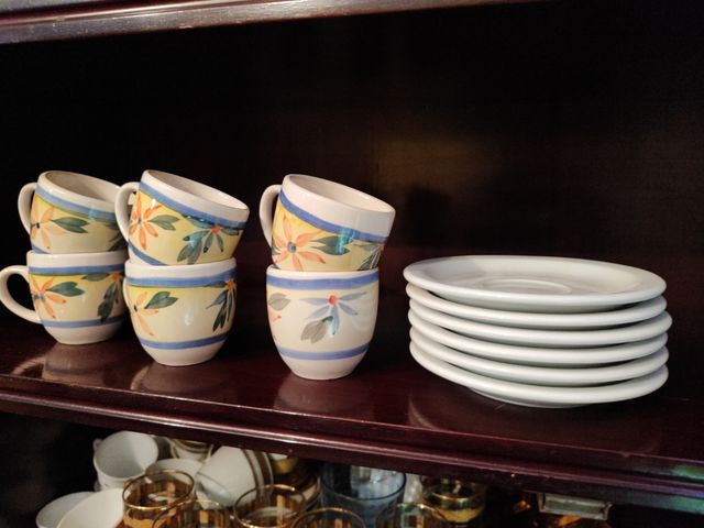 Conjunto de tazas de café con platos