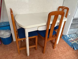 Mesa de cocina blanca con sillas
