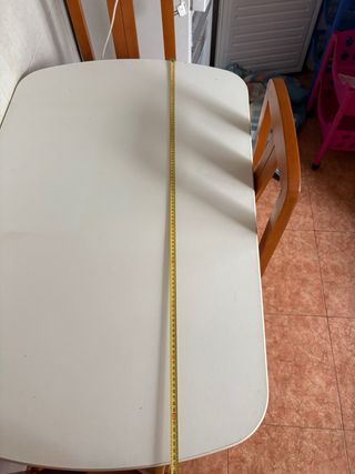 Mesa de cocina blanca con sillas
