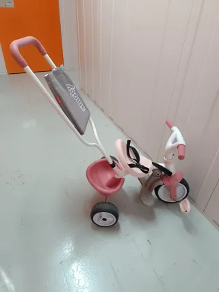 Triciclo Smoby rosa con manillar