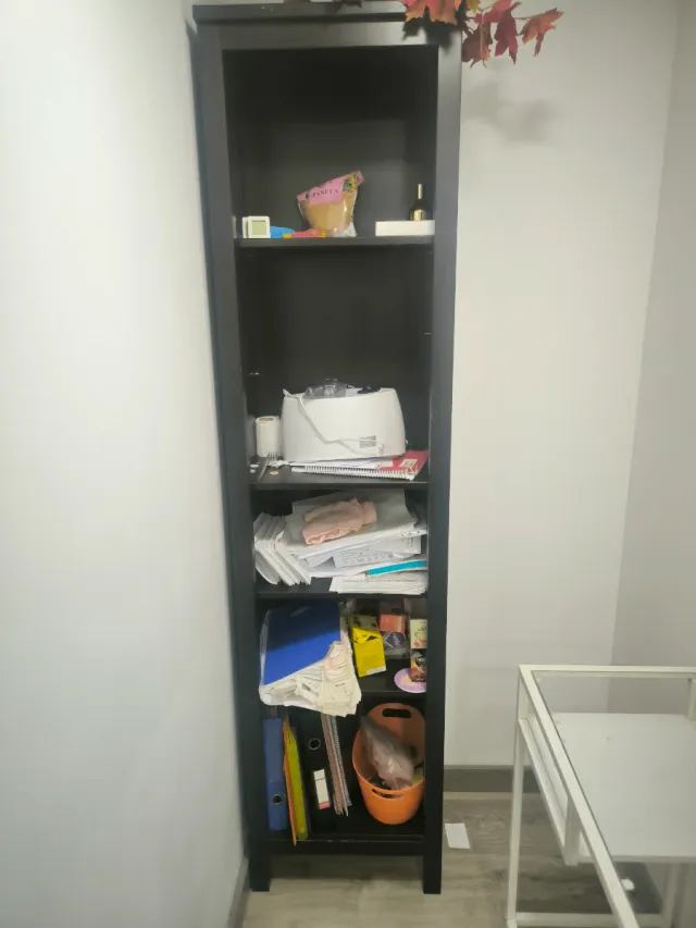 Estantería alta de madera