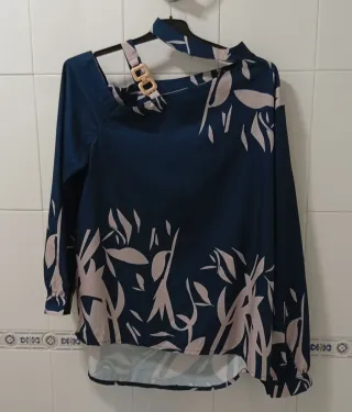 Blusa azul asimétrica