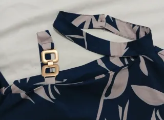 Blusa azul asimétrica