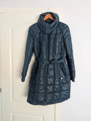 Parka acolchada verde azulado. 