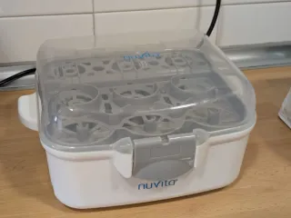 Esterilizador de biberones Nuvita.