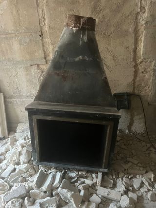 Chimenea metálica prefabricada sin uso