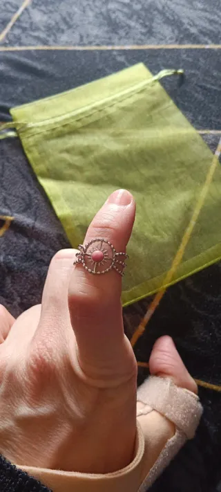 Anillo ajustable con piedra rosa y detalles platea