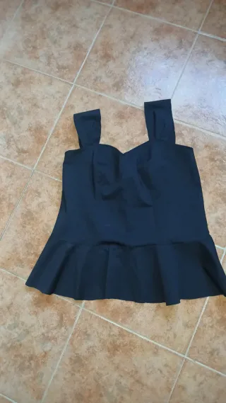 Blusa negra con volantes