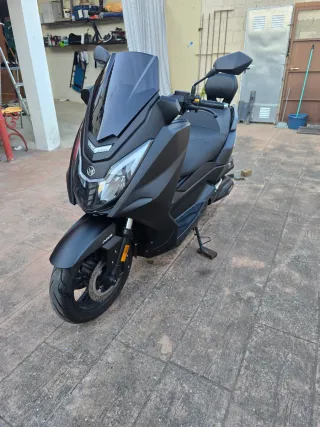 Mitt 330 GTS Scooter reestreno. 