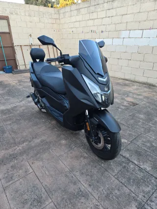 Mitt 330 GTS Scooter reestreno. 