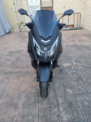 Mitt 330 GTS Scooter reestreno. 