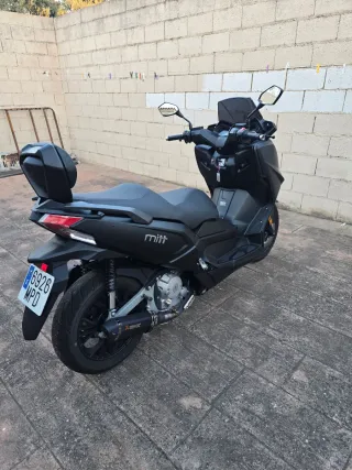 Mitt 330 GTS Scooter reestreno. 