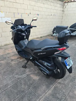 Mitt 330 GTS Scooter reestreno. 