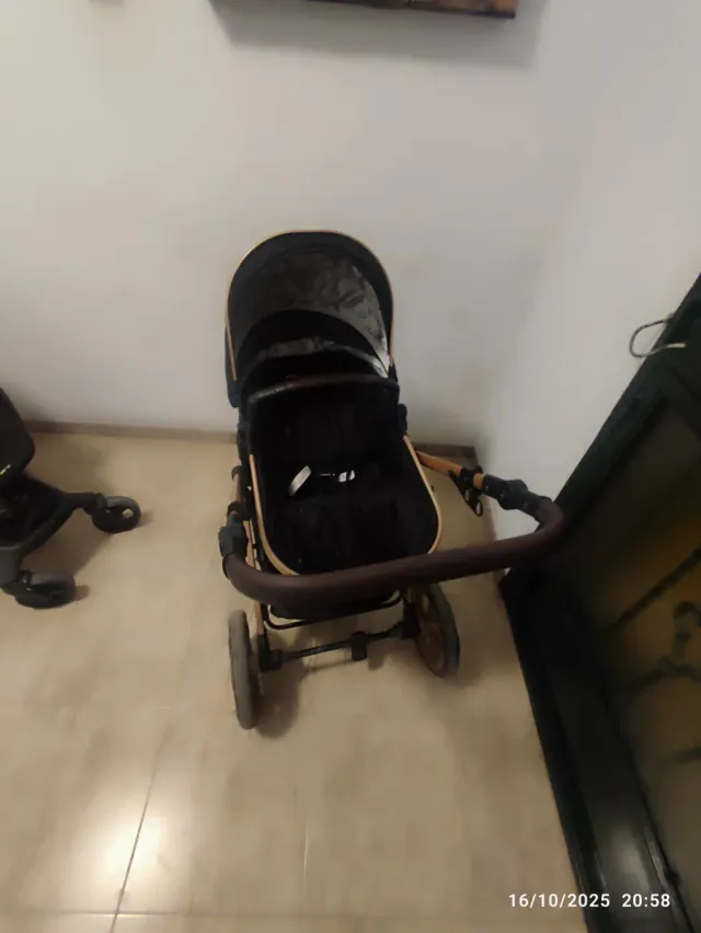 Carrito de bebé negro y dorado