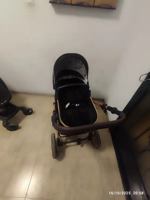 Carrito de bebé negro y dorado