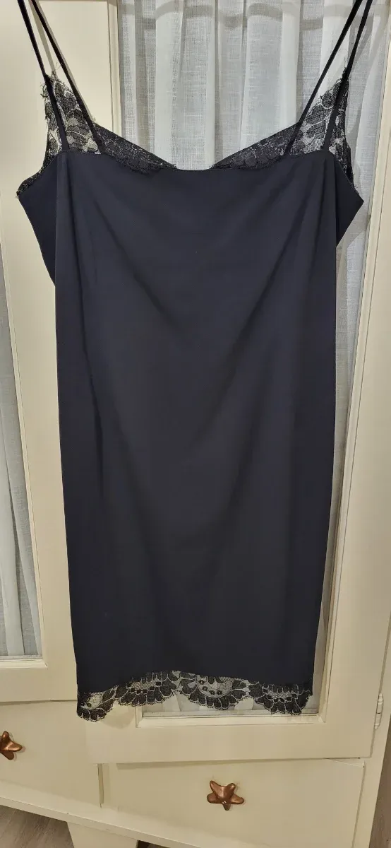 Vestido negro con encaje. Italiano