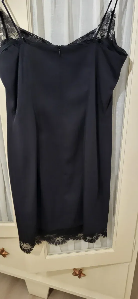 Vestido negro con encaje. Italiano