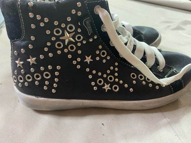 Botas niña tachuelas negras y plateadas
