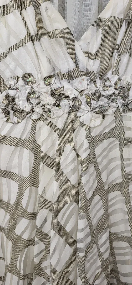 Vestido blanco y dorado con detalles