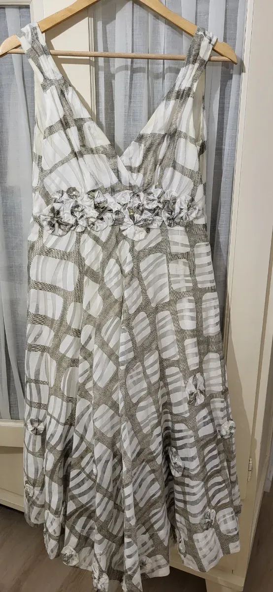 Vestido blanco y dorado con detalles