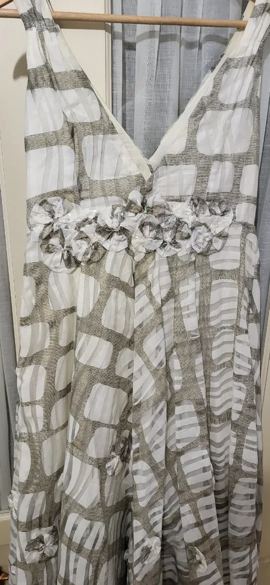 Vestido blanco y dorado con detalles