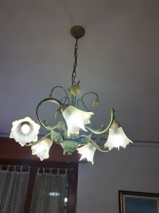 Lampadario in ferro battuto con fiori