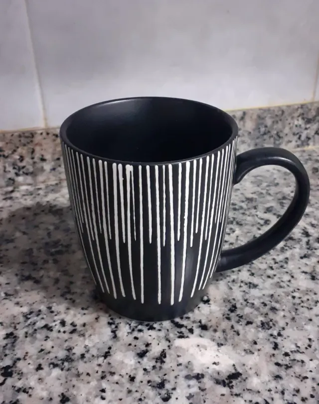 Taza negra rayas blancas apta para microondas