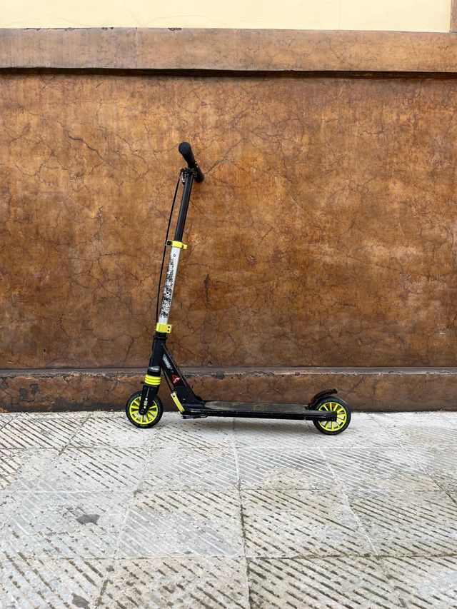 Patinete infantil negro y amarillo