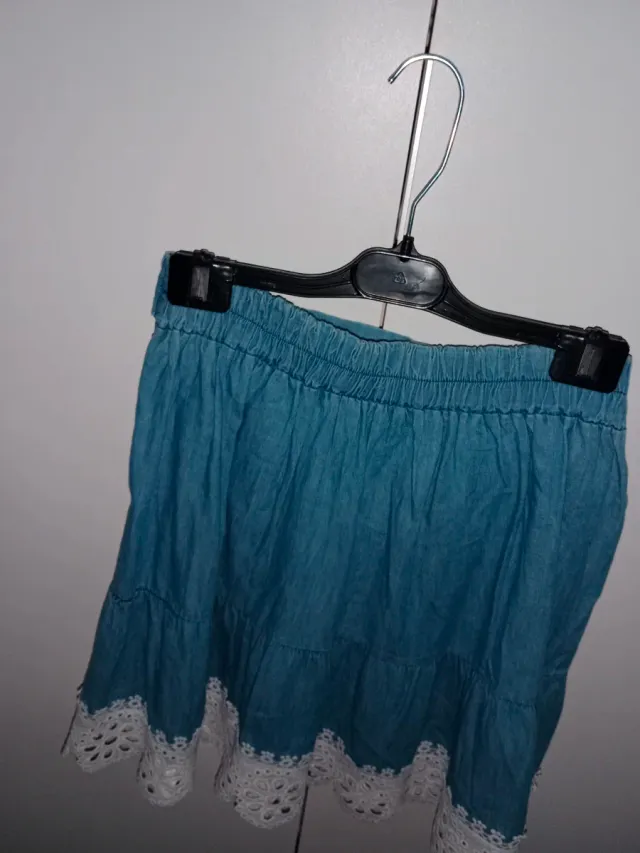 Falda vaquera con encaje blanco