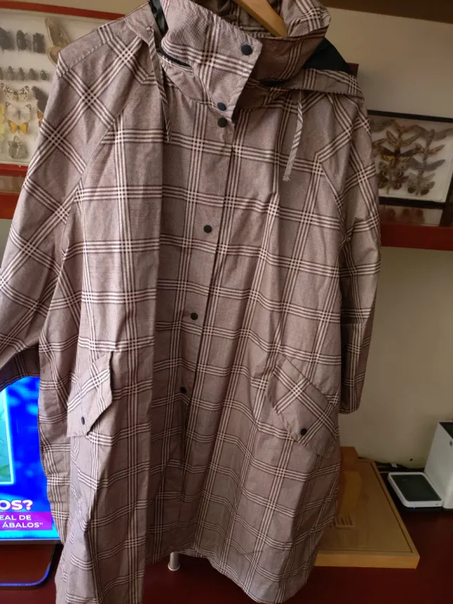 Chubasquero de cuadros beige y marrón