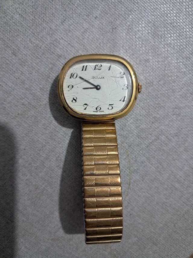 Reloj Dulux Dorado y Blanco