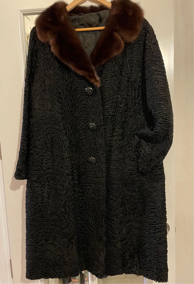 Abrigo de piel negro y marrón