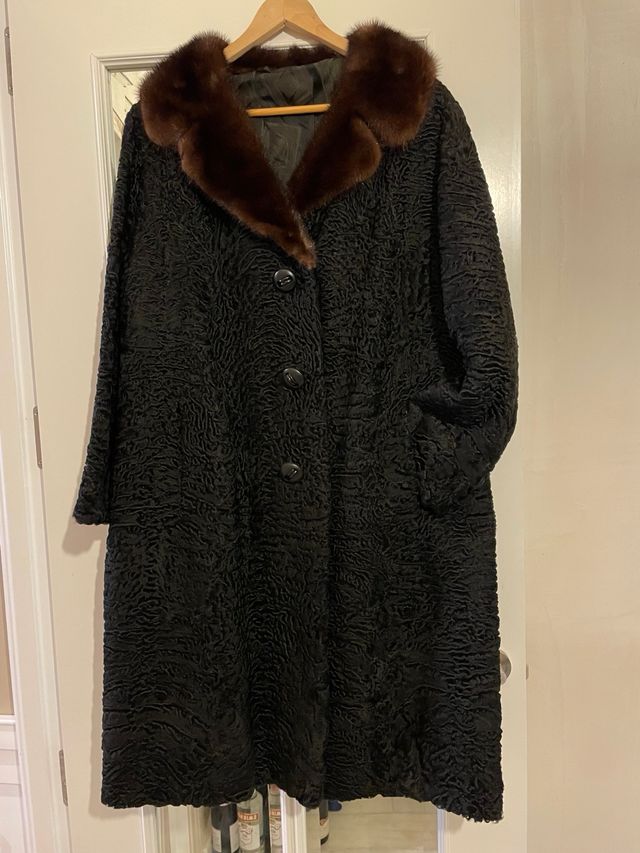 Abrigo de piel negro y marrón