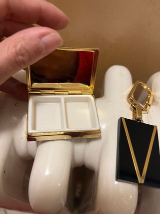 Portachiavi e portapillole nero e oro