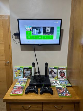 Xbox 360 Negra con Juegos y Mandos