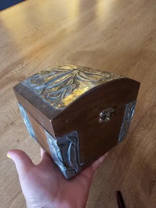 Cajita de madera con adornos plateados