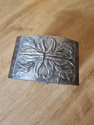 Cajita de madera con adornos plateados