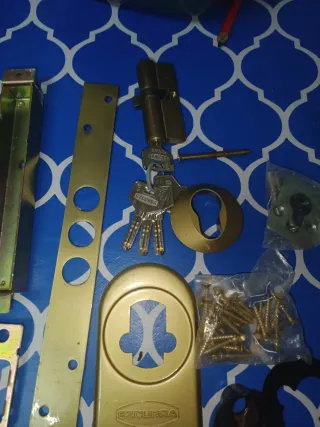 Cerradura de seguridad dorada