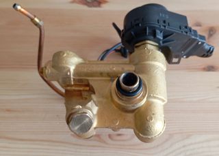 VALVULA TRES VIAS CALDERA JUNKERS ZW23 EUROLINE