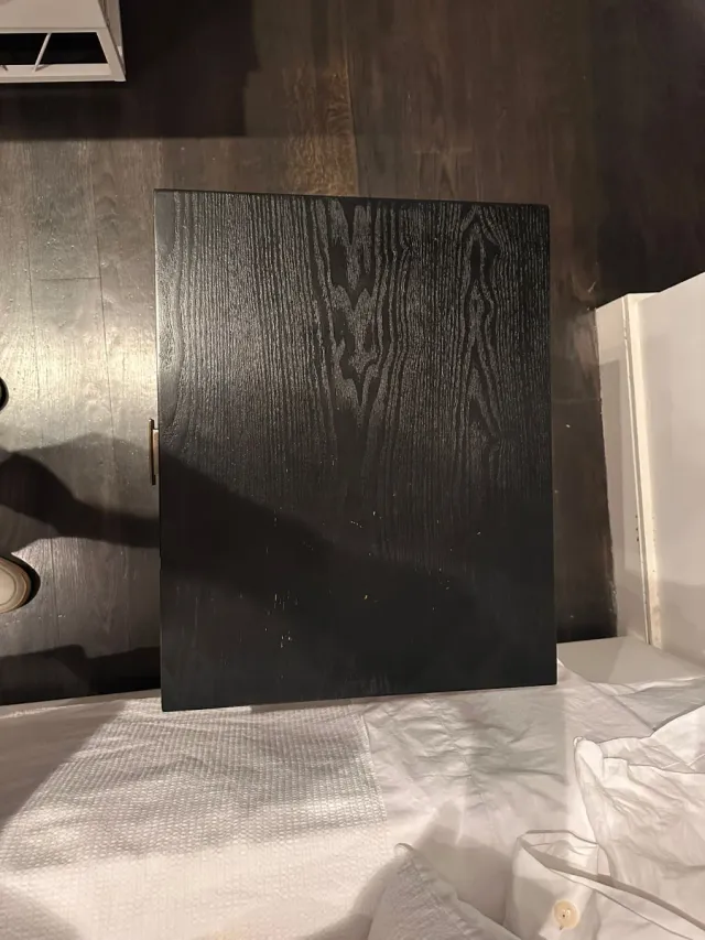 Mesita de noche negra y dorada