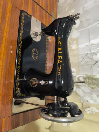 Máquina de coser Alfa con mueble
